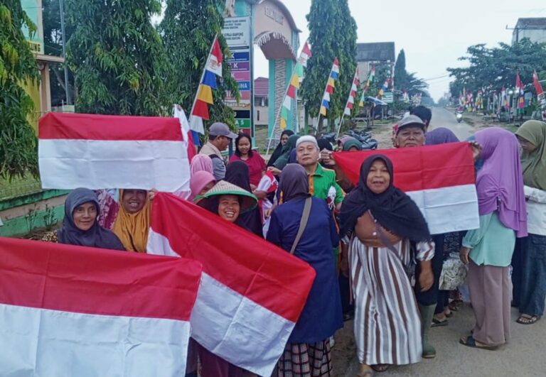 DPD LDII Tulang Bawang bagikan ratusan bendera merah putih