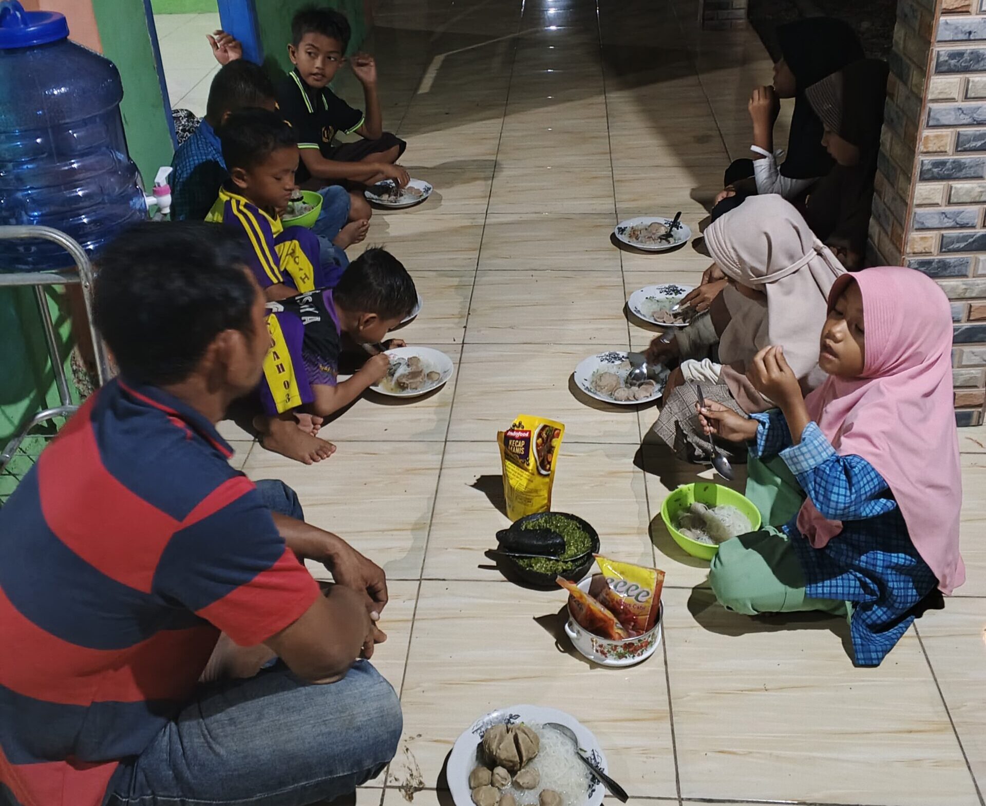 Kebersamaan Makan Bakso dan Cabai Rawit Perkuat Pembinaan Karakter Generasi Penerus LDII Mulyo Dadi Kecamatan Rawa Pitu 