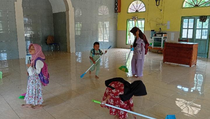 Generasi Penerus PAC LDII Kahuripan Rutin Bersihkan Masjid, Wujudkan Karakter Luhur Sejak Dini