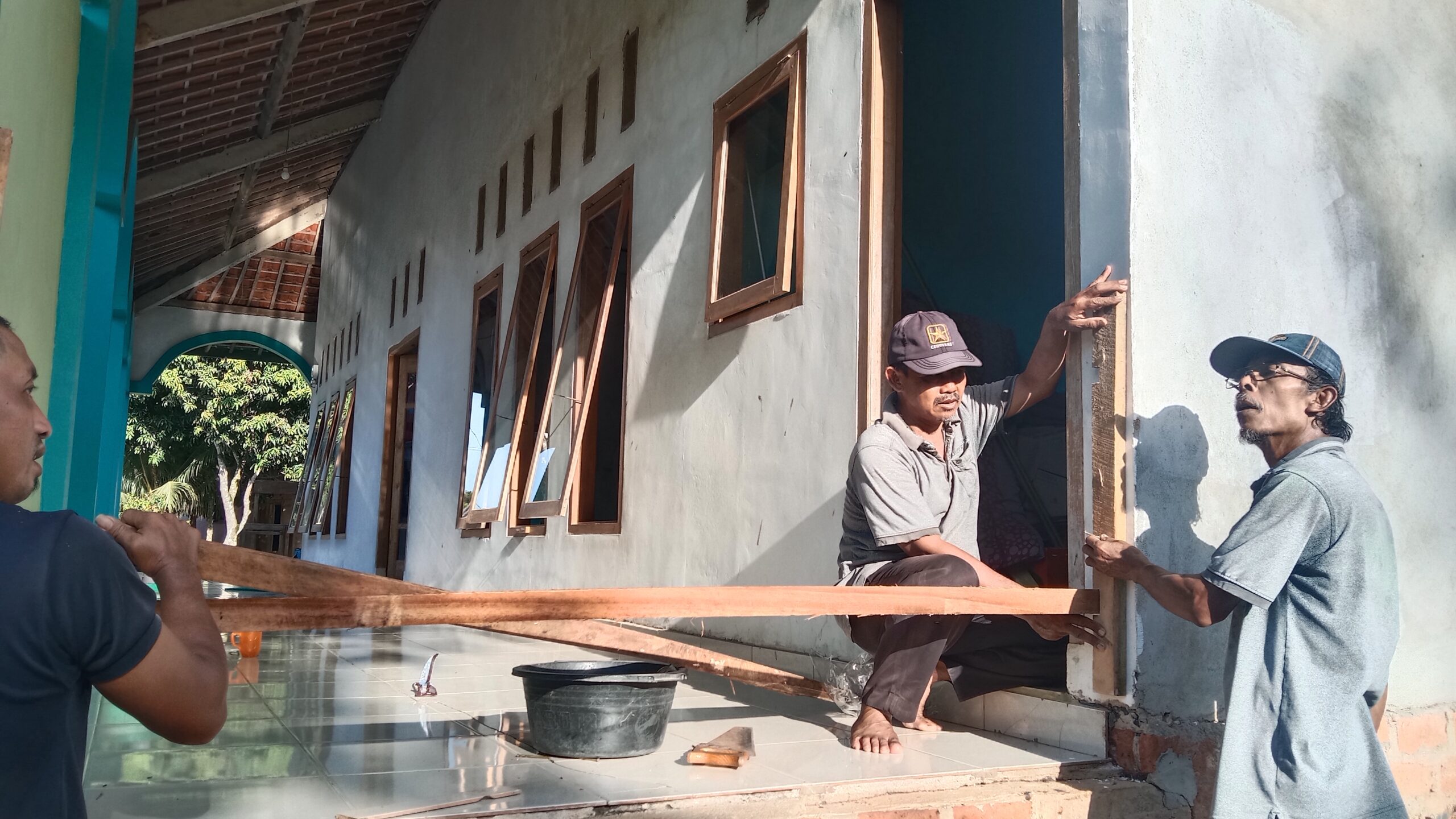 PC LDII Gunung Agung Hidupkan Semangat Gotong Royong di Masjid Baitul Izza