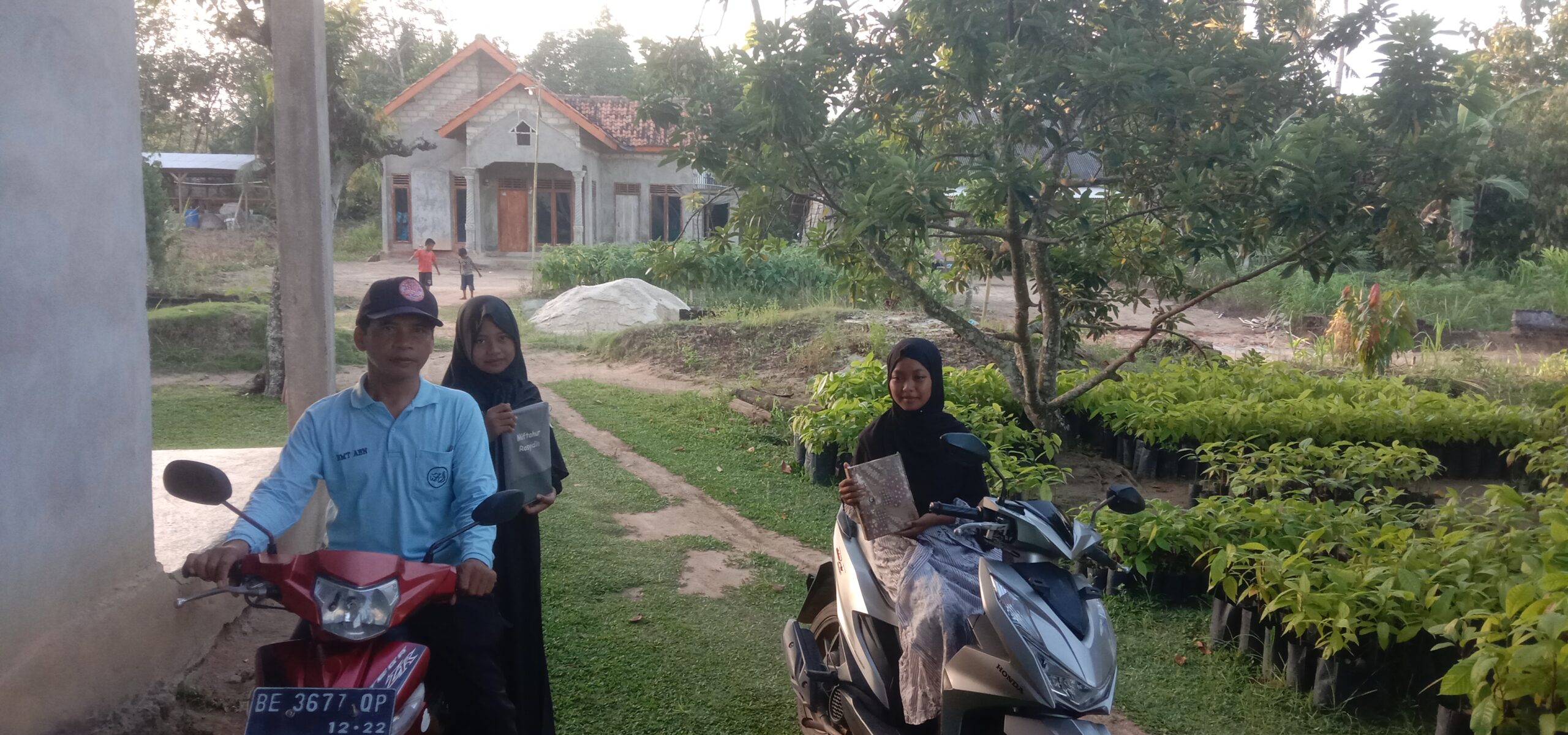 Perjuangan Orang Tua Binaan PC LDII Gunung Agung Mengantar Anak Menuntut Ilmu Agama
